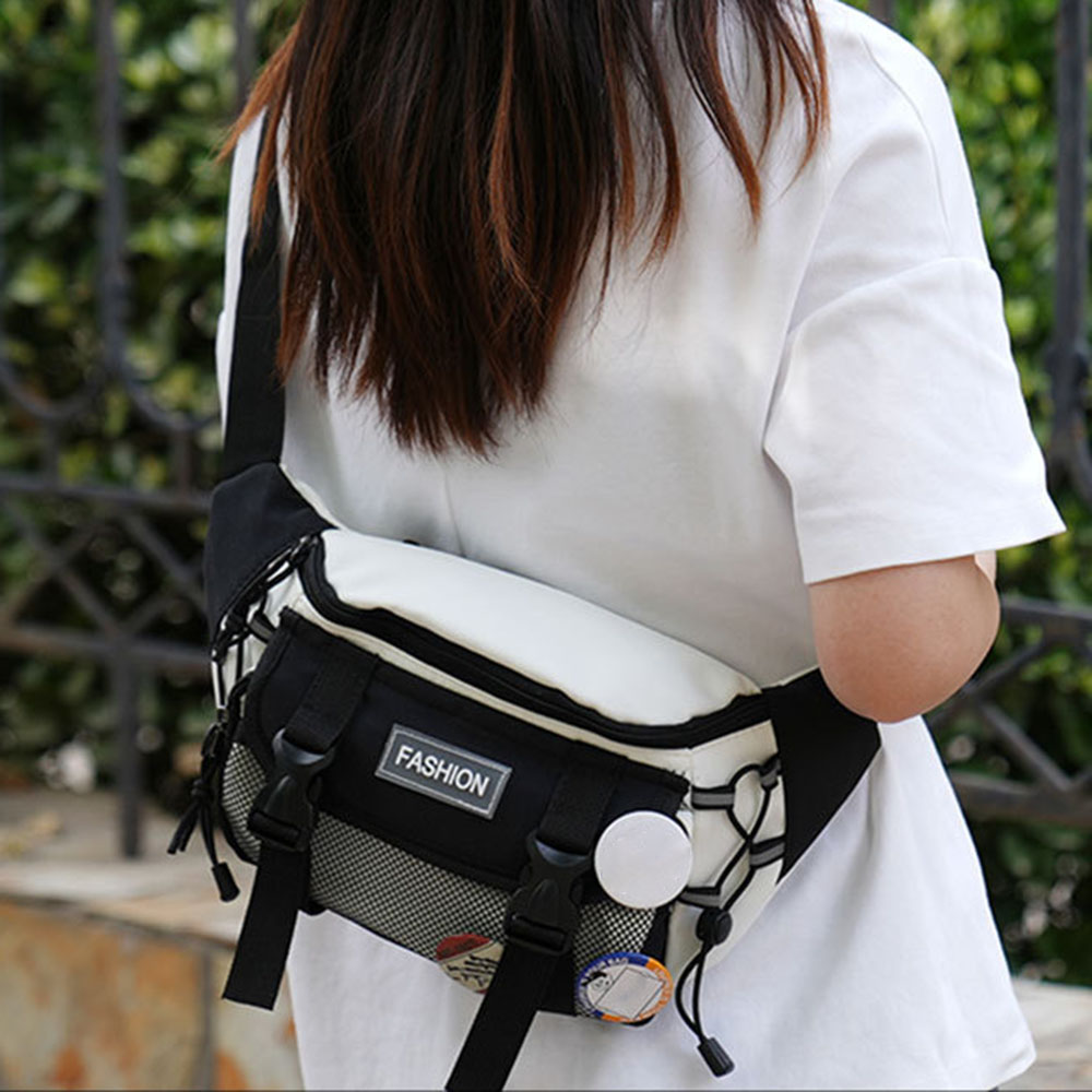 Sac banane bandoulière homme urbain en cuir noir porté en style décontracté
